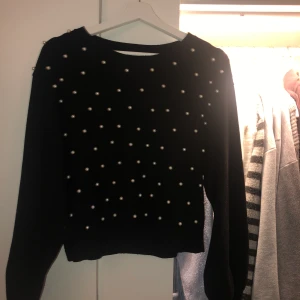Svart tröja - En svart tröja ifrån Zara med pärlor på framsidan, sparsamt använd. Köparen står för frakt🦋 