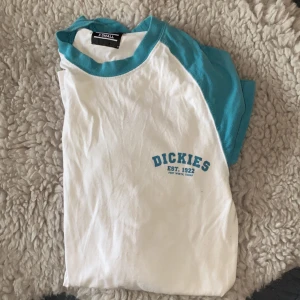 Dickies tröja - Långärmad T-shirt, turkosa ärmar, storlek XS i herr. Dvs som S på dam. Buda i kommentarerna