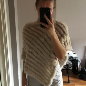 pälsponcho - jätteskön & varm pälsponcho, perfekt till vintern!! använd endast ett fåtal gånger