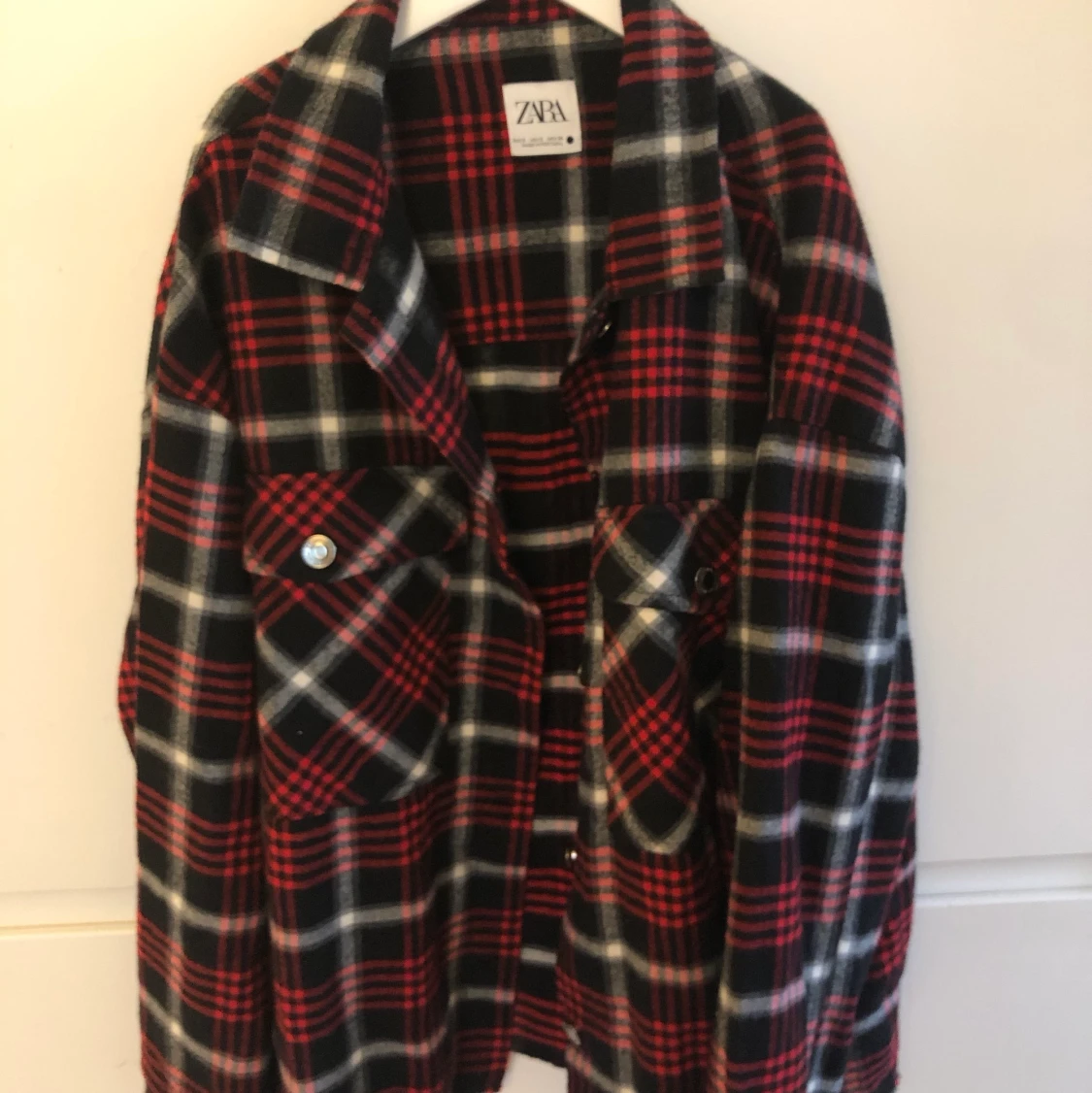 Röd, vit och svart rutig jacka - 90