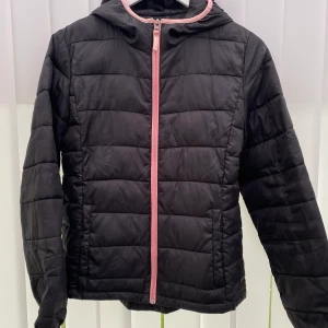 Dunjacka  - Säljer min dunjacka, är i bra skick💗