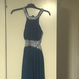 Lång balklänning  - Använd endast en gång. Säljer pga att jag inte har någon användning av den.