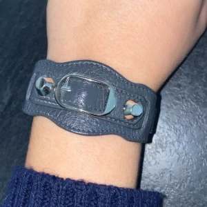Balenciaga armband  - Väldigt fint skick, använt ett fåtal gånger. Dustbag och lådan ingår i priset. Äkta. från 1200kr