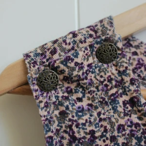 Blommig manchesterklänning - En blommig manchesterklänning! Jättemysig och fin med ett par strumpbyxor nu till höst/vinter ❤