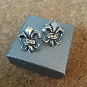 Örhängen inspirerade Friis & Company - Superfina örhängen med inspirerad look från Friis & Companys logo