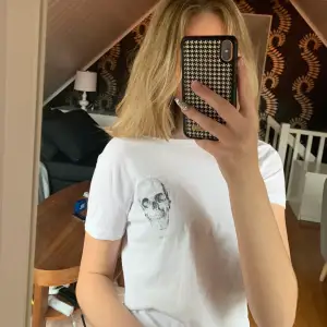 Säljer denna t-shirt med en dödskalle på! Skitsnygg men tyvärr för liten för mig. Storlek xs💞 köparen står för frakten och pris kan diskuteras! 