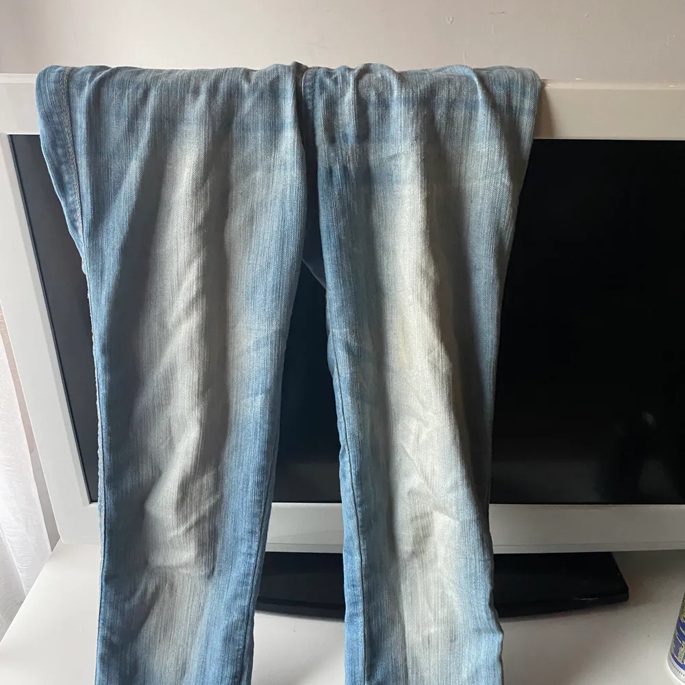Ett par jeans som e i stolek 40 som ja kanppt använt då ja inte tycker om att de blir ljusare på benen . Annars väldigt fina . Jeans & Byxor.