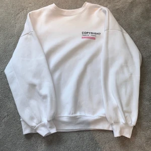 Vit tjocktröja - Säljer denna snygga tjocktröja köpt i london, perfekt nu till vintern!💕💜