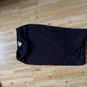 #kjol - En längre kjol som går till knäna . En XS 