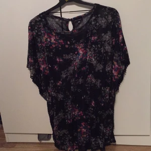  - Blommig fin blus använd endast 1 gång
100kr + frakt
(Kan få paketpris vid fler köp av mina kläder)
