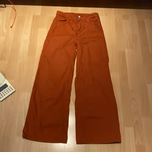 Weekday jeans - Ett par roströda weekday jeans i modellen Ace. Knappt använda. 