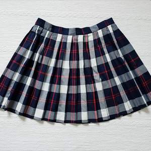 Jättesöt kjol från Monki som tyvärr är för stor för mig och därför aldrig använd 💔 Ca 74 cm i midjan och 41 cm på längden. Frakt tillkommer 🕊