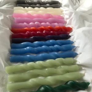 Twisted Candles 😍😭 - Nu finns de äntligen att köpa!!! Sjukt snygga och trendiga ljus i olika färger. Färgerna som finns att köpa är: grå, vit, rosa, orange, röd, lila, blå, ljusgrön, mörkgrön. Skriv till oss privat vilka ni är intresserade av. Så fort en färg tar slut fyller vi på. Ni kan även köpa ljusen på vår instagram KurtCorall. 💜💜💜💜