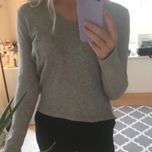 Stickad tröja - Grå stickad tröja, öppen i ryggen (typ), sticks inte. 40kr+frakt