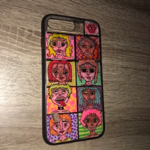 Skal - Jag har själv gjort designen på skalen men skalet i sig är från början till för stötdämpning och för att skydda mobilen riktigt ordentligt. Kostade från början 600kr. Säljes för 100kr + frakt. 