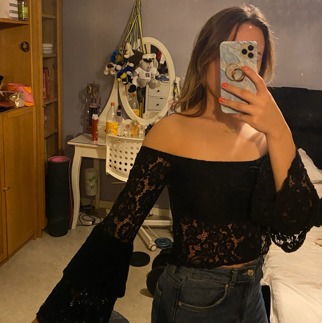 Svart spets topp med vida ärmar.  - 91