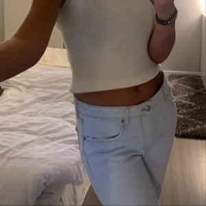 Zara jenas  - Dom är i storlek 40 brukar ha 38 men ville ha dom litte stora💕 jenas med slits 