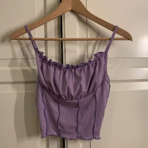 Linne - Såååå fint lila linne som jag köpte i vintras men aldrig kommit till användning då den var för stor. Det är stl s och skulle säga att det är som en s. Jag har vanligtvis xs och små bröst så den passade tyvärr inte 120kr inkl frakt