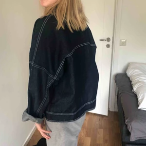  - Blå jeansjacka från Zara med vita sömmar. Använd 2 gånger.  Frakt tillkommer💞