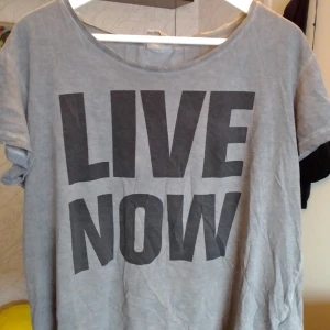 T-shirt - Det är en grå sommar t-shirt, har bara blivit använd några gånger då jag inte är ett stort fan av t-shirts oliknande
