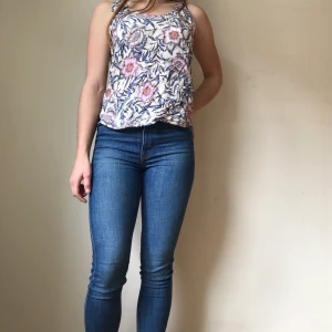 Sommarlinne!  - Sommarlinne i tunnt tyg! Sparsamt använd. Frakt ingår! 