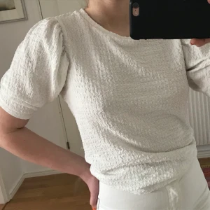 Ballongärmad t-shirt - Köpt på zara. Perfekt till sommaren. Fint skick, inga slitage. Möts upp i stockholm💕