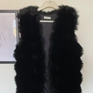 Fake pälsväst - Svart fake pälsväst från Tessie, väldigt mjuk och fin ”päls”, knappt använd, storlek M/L men passar mig bra som har normalt storlek S, Köparen står för frakten!💞