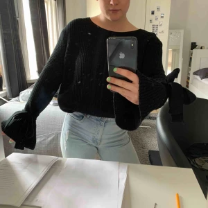  - Superfin tröja från Julia Bergmans kollektion med Madlady💓 Använd ett fåtal gånger, men i jättefint skick 💞 Frakt tillkommer 