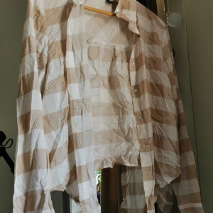 Skjorta - 🐌Kort skjorta från ginatricot I st 38, aldrig använt, bara legat i garderoben(vilket syns😁) 🐌kan fraktas: köparen står för kostnaden 🐌