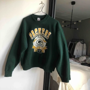  - Asssnice sweatshirt från Beyond retro som tyvärr inte kommer till andväning :(  Mycket bra skick!! Köpt för 435kr