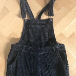 Hängselbyxor i manchester!  - Jättefina gråsvarta hängselbyxor! Går en lite bit ovanför anklarna på mig som är 173 cm. Frakt är inräknat i priset🌻