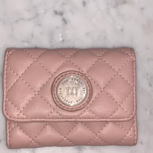 Don Donna plånbok - Rosa plånbok med 8 fack. Två år gammal och är i bra skick.