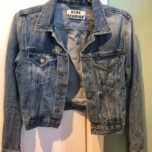  - Sparsamt använd jeansjacka från Acne i gott skick! Perfekt för vår och sommar 🌞  Finns i Skanstull men kan också postas mot frakt.