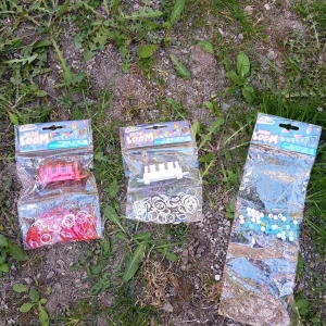 Loombands - Dem med bara pärlor kostar 5kr dom andra paketen kostar 10kr 