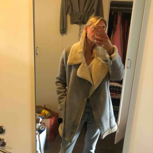  - Vinterjacka från Zara. 200kr inklusive frakt. Fläck på ryggen (ej försökt ta bort), därav billigt pris. Tung i frakt dock. Kan annars hämtas i Växjö. 