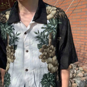  - Fräsig Hawaii, väldigt stor! Jag har haft den som strandskjorta, härlig och fladdrig. Inköpt för 250kr förra sommaren. Jag kan mötas upp i Gbg annars tillkommer frakt 🚚 