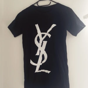 FÖRSVINNER IDAGYsl t-shirt  - Ingen aning om det är äkta då jag fått det. Skulle säkert vara snyggt att göra tie dye med för någon som har tid. 