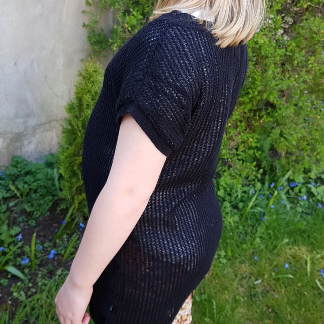 En lång tröja som är stikad - 90