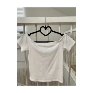 Ribbad vit t-shirt  - Ribbad vit croptop från H&M i nyskick. Köpte även denna i samband med den från Zara och glömde bort den och nu är den för liten på mig, aldrig använd :( 💞✨ det står att den är S men den är mer XS-S