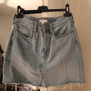 Jeanskjol - Så snygg jeanskjol köpt från H&M förra sommaren. Den är i helt perfekt skick. Perfekta jeanskjolen men är tyvärr för liten för mig. Storlek 38.