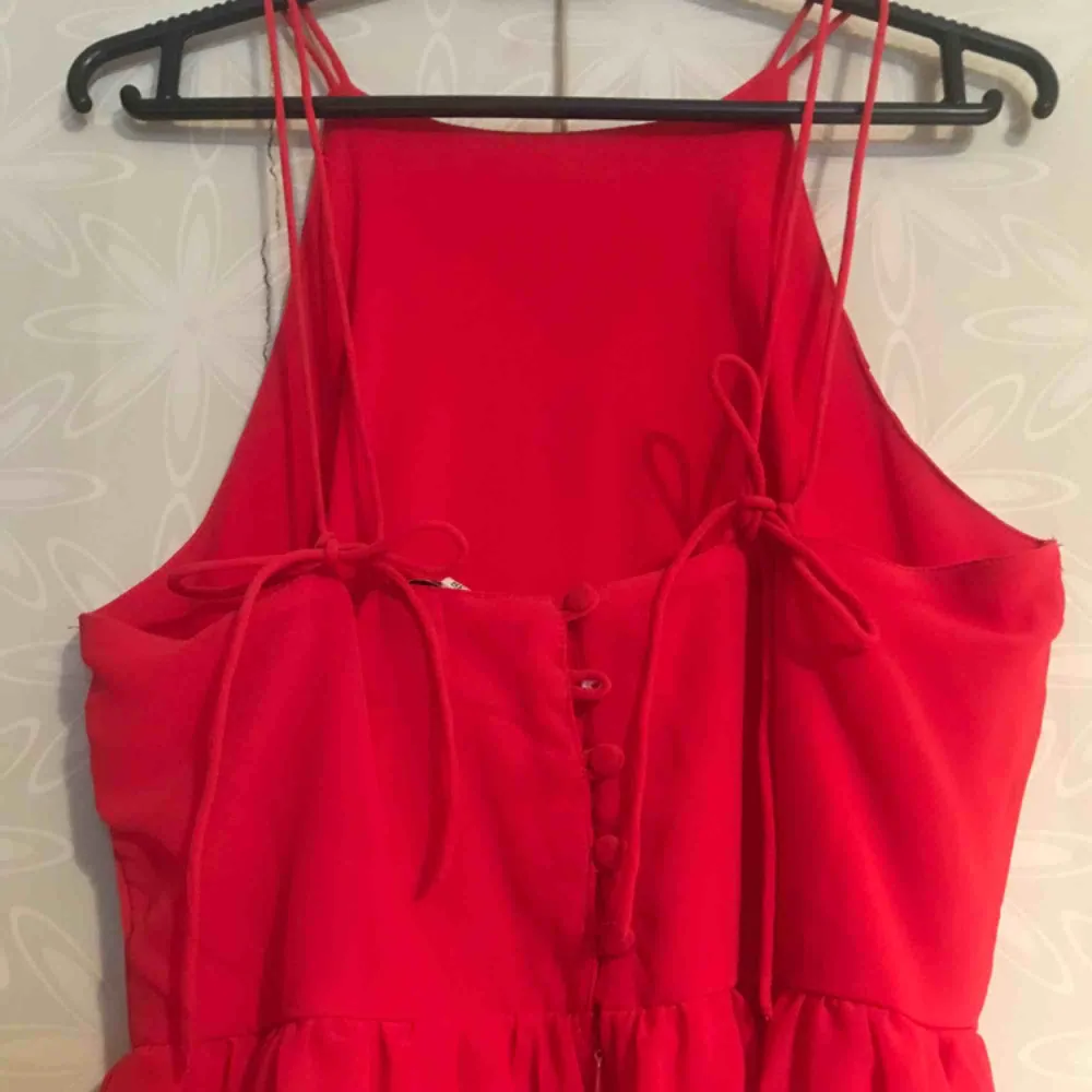Superfin rosa/röd kort klänning 🦋 Köpt på bubbleroom och bara använd en gång. Kontakta för fler bilder🥰. Klänningar.