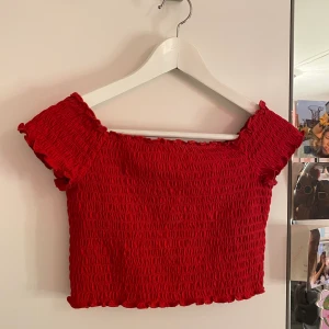 Röd off-shoulder crop topp tröja - En jätte fin griper top som är off shoulder. Köpt förra året men aldrig kommit till användning pga jag har en likande. Frakten ingår i priset😊