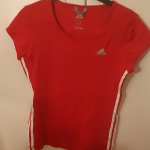 Adidas-tshirt - Skriv för mer info/fler bilder! Finns i gbg men kan även skickas. Katt finns i hemmet!