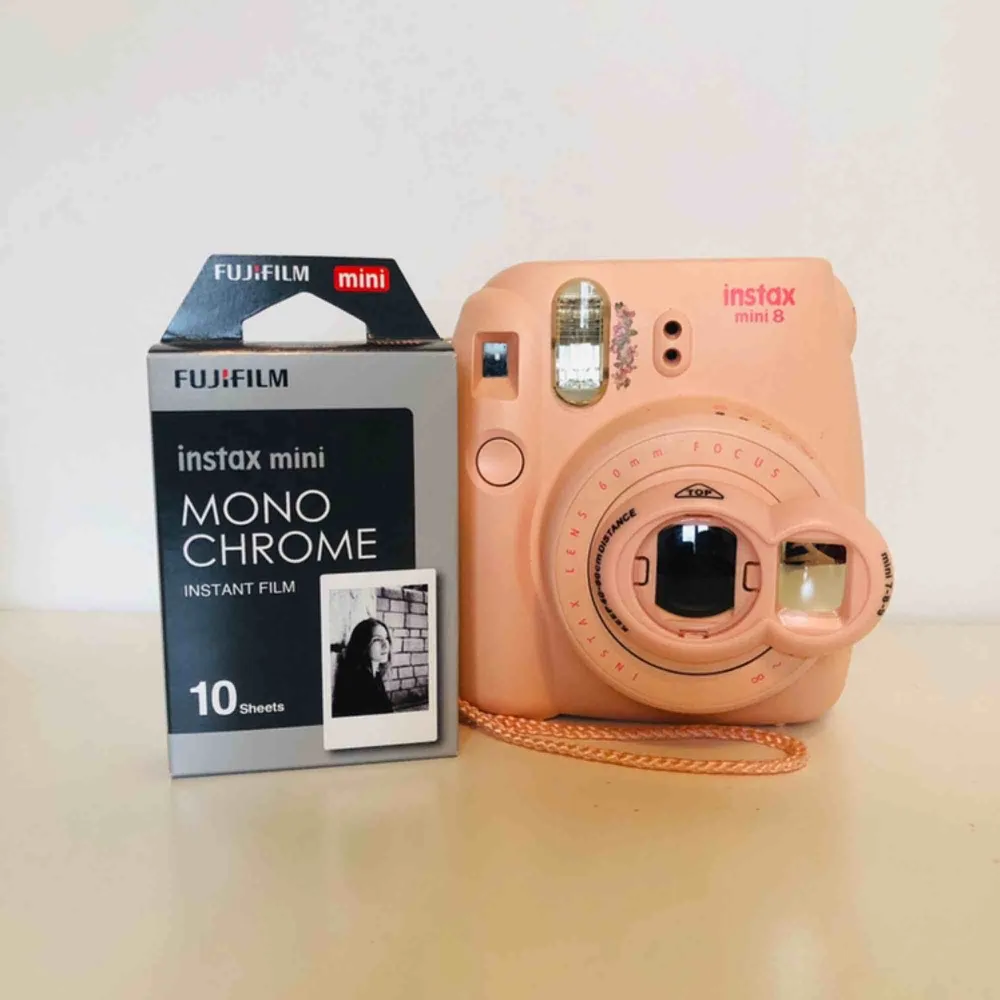 Säljer min fullt fungerande instax Polaroidkamera då jag köpt en annan modell. I priset ingår allt på bild 2 (kamera, selfielins och oöppnat filmpaket). Hör av dig om du är intresserad eller har frågor☺️. Övrigt.