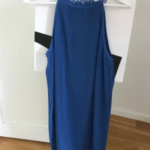 Sommarklänning  - Klänning från Mango i en jättefin blå färg. Slutar lite över knäna på mig (171 cm). 