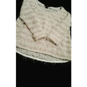  - mysig lurvig tröja från HM i xs, mer rosa i verkligheten än på bilden! Tänk på att frakt tillkommer :) 