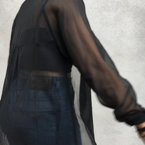 Svart genomskinlig skjorta  - Kan höja en outfit mkt. Trevligt plagg. Har en nästan lika dan. Frakt tillkommer (kolla gärna in resten av mina kläder så går de på samma frakt). Möts även upp i jkpg. 