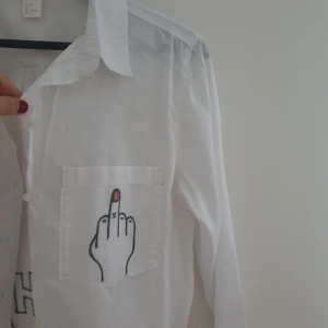 Skjorta - Egen deaignad skjorta !! Unik och fin till sommarn eller fest💗💗🦋stor i storleken så funkar även som jacka. Ett fuck you finger på fram fickan och på ryggen står det hahaha