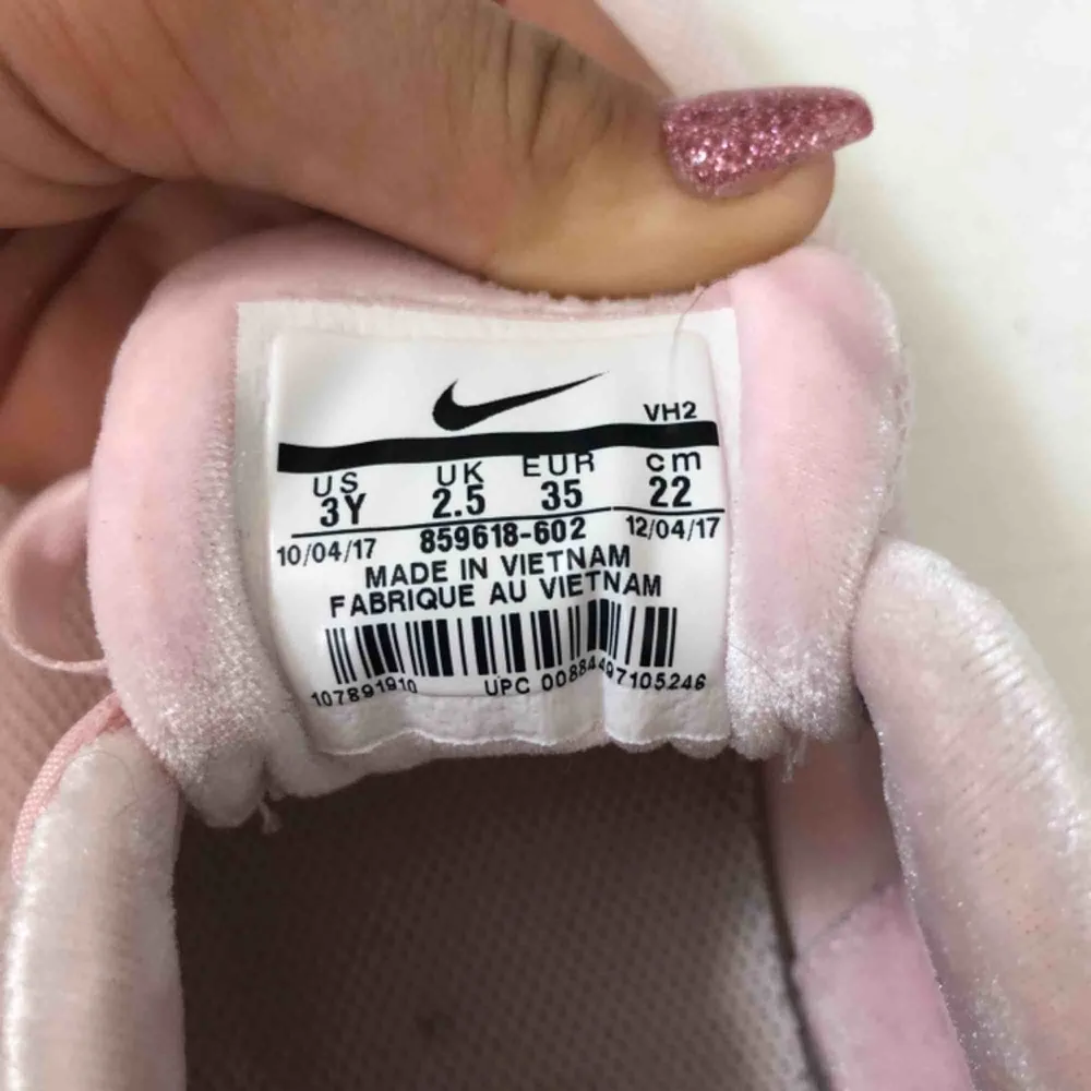 Säljer dessa fina vitrosa Nike skorna🌸  Det är sammet I skona vi det hälarna, använd ca en gång mycket mycket bra skick de är typ som nya🌸. Skor.