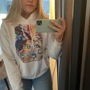 The cool elephant - Populär hoodie från the cool elephant med motivet painted women. Använd ett fåtal gånger och skicket är som ny! Storlek M men passar även S. Kunden betalar frakten💕💕💖